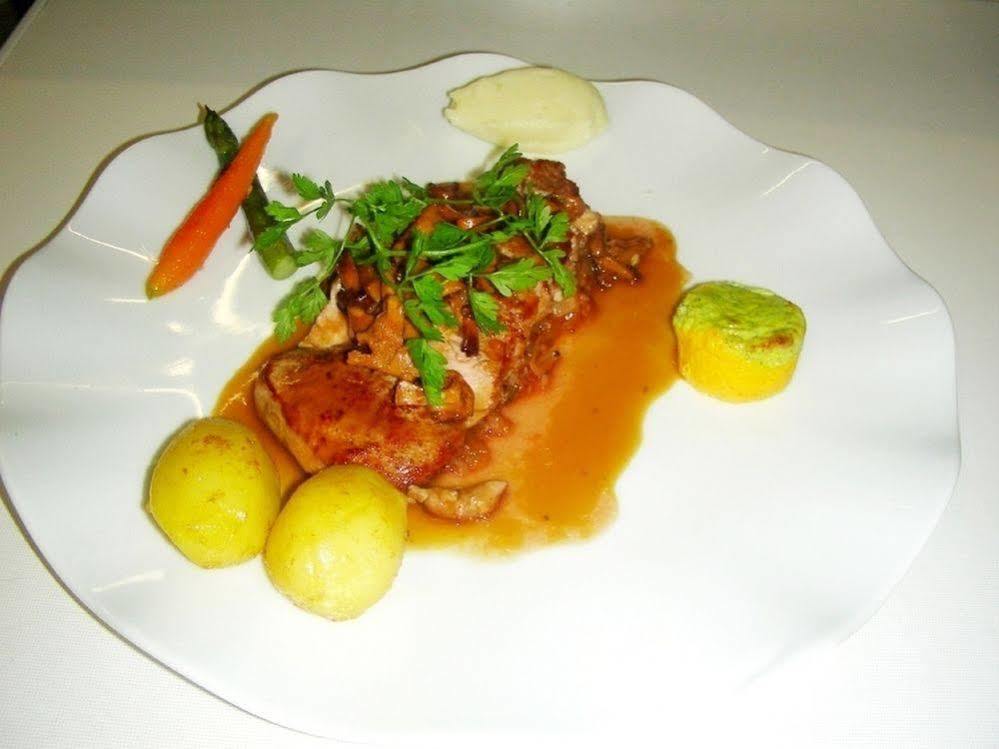 Logis Hotel Restaurant De La Poste Pontgibaud Zewnętrze zdjęcie